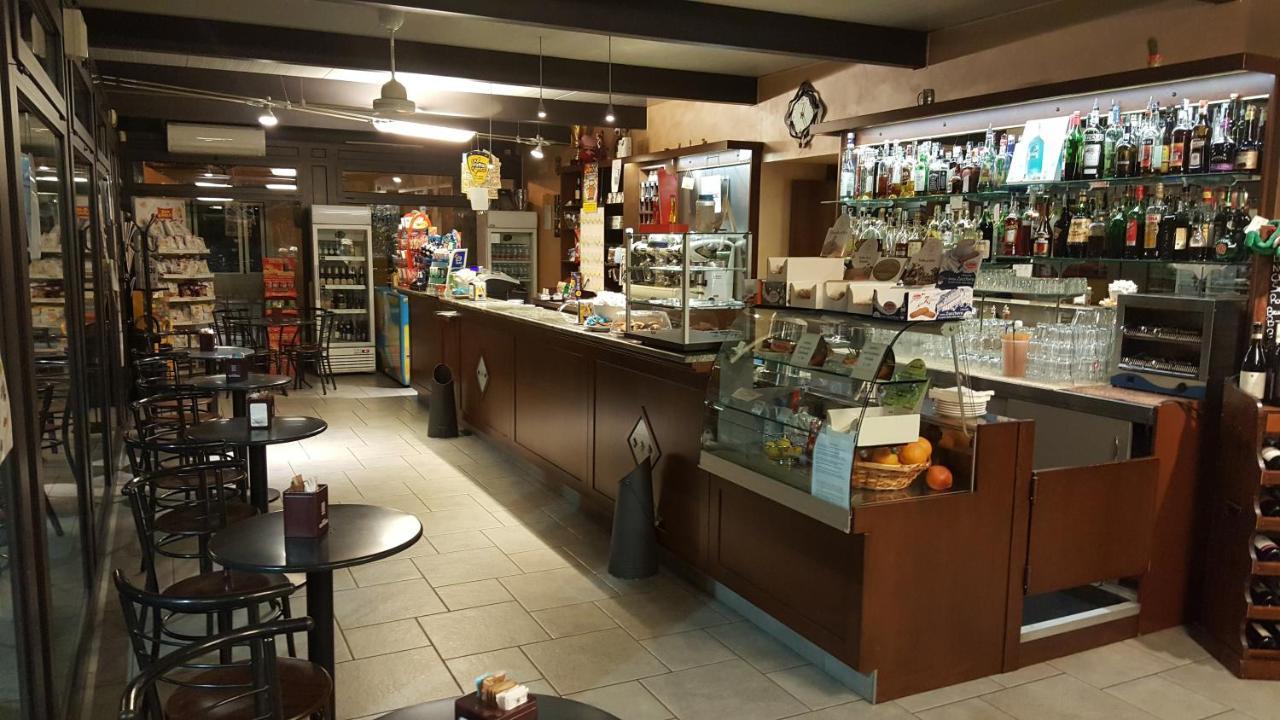 Cafe Del Peso Hotel Cavour Luaran gambar